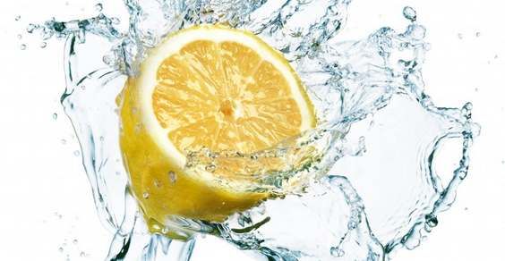 Acqua e limone: 10 benefici per la salute Acqua e limone: 10 benefici per la salute